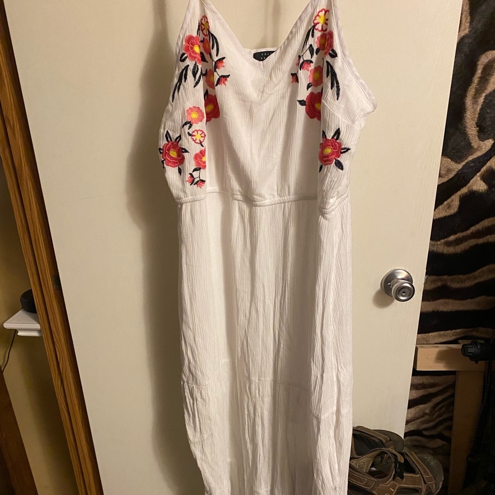 NWOT. Size xxxl. White maxi sundress embroidered